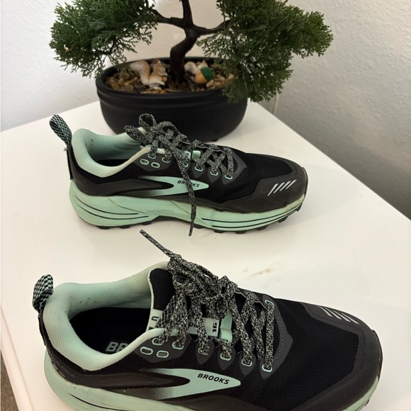 Brooks Black and Mint Athletic Shoes - Picture 1 of 9